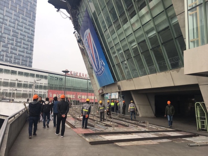 你可能会觉得，像埃尔林这样咖位的球星，可能会很傲慢和苛刻，比如那些大牌明星。